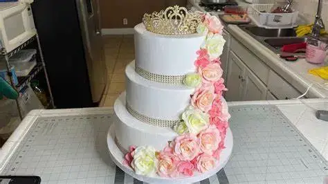 Pastel de boda decorado con flores en fondant